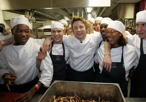 Bucătarul Jamie Oliver este devastat! Unul dintre ucenicii săi, descoperit mort după 3 luni!