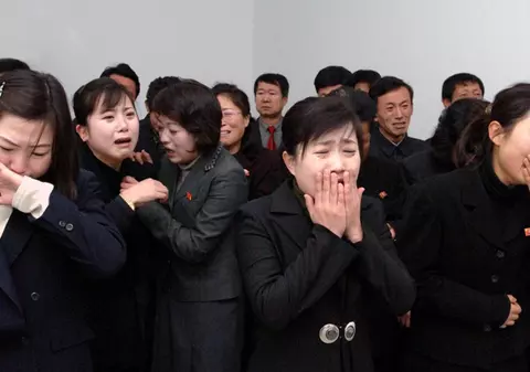 Lumea întreagă află, îngrozită, de ce au plâns isteric nord-coreenii la moartea lui Kim Jong Il! Pedeapsa pentru cei care n-au jelit convingător e cutremurătoare! VIDEO