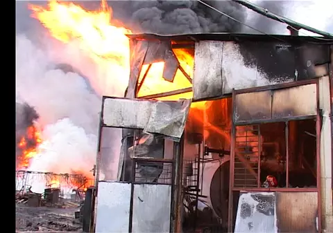 Fabrica de cauciucuri care a luat foc, verificată de o comisie mixtă