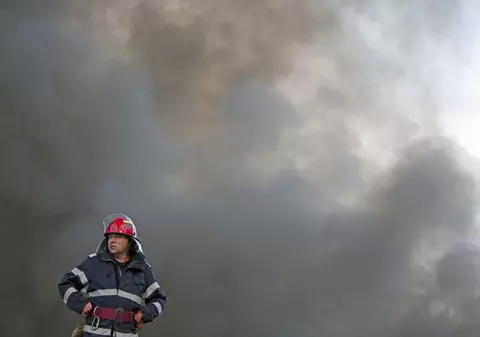 Un bloc cu locuinţe sociale din Rădăuţi a luat foc. Zece familii, afectate