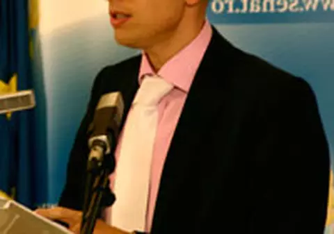 Senatorul Iulian Urban demisionează din PDL: "Probabil sunt singurul vierme!"