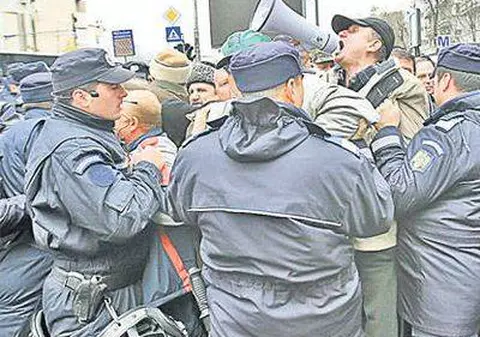Jandarmii au legitimat şi percheziţionat jumătate dintre protestatarii din Capitală 