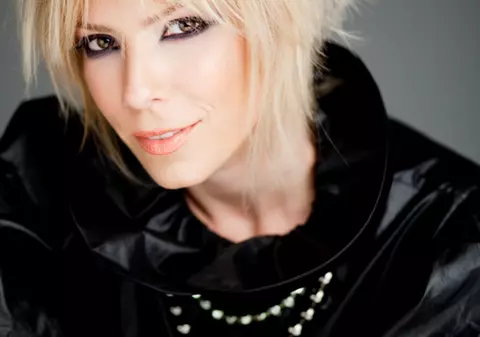 Maria Radu vrea să devină un muzician complet. Acum ia lecţii de chitară!