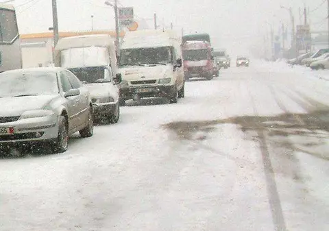 Două microbuze școlare cu peste 40 de elevi, blocate lângă Buzău