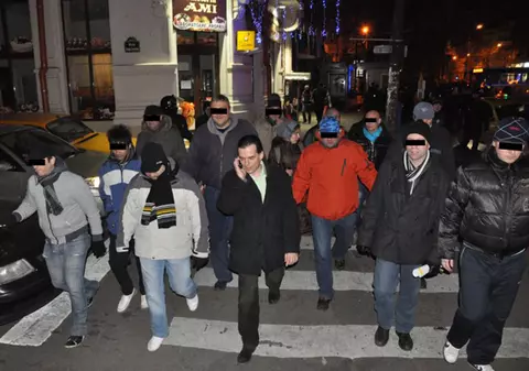 Curajosul Orban, înconjurat de ”pază” la protest!