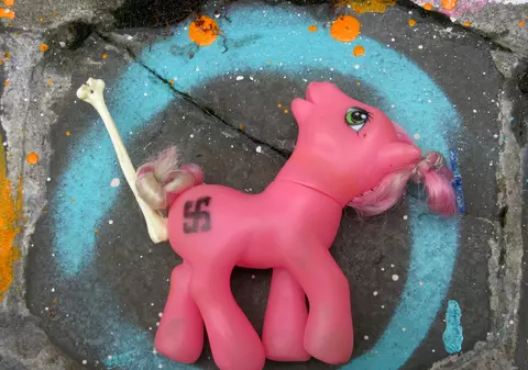 Tatăl Poneiului roz: ”Căluţul e de fapt o fetiţă şi s-a născut de la un pariu”