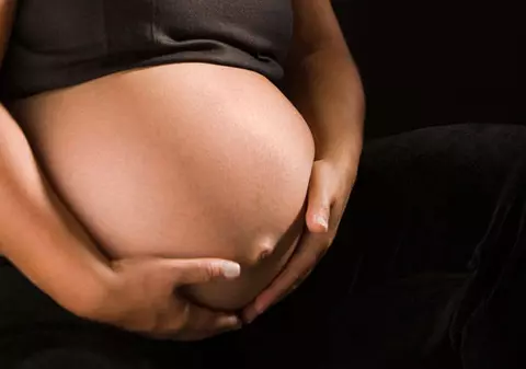 Dragoste mare la şcoală! Doi elevi de 14 ani au devenit părinţi