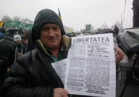 Un protestatar a adus la Universitate un simbol al democraţiei: primul număr al ziarului Libertatea