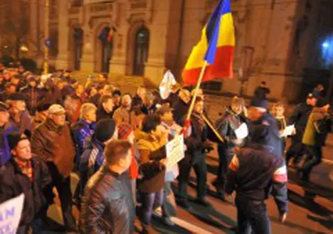 PROTESTE ÎN TOATĂ ŢARA. La SIBIU, oamenii scandează NUMELE REGELUI MIHAI