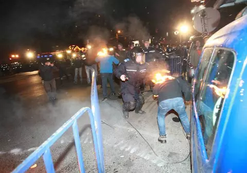 Manifestul ultraşilor: ”Vrem să închideţi mall-uri şi să deschideţi fabrici”