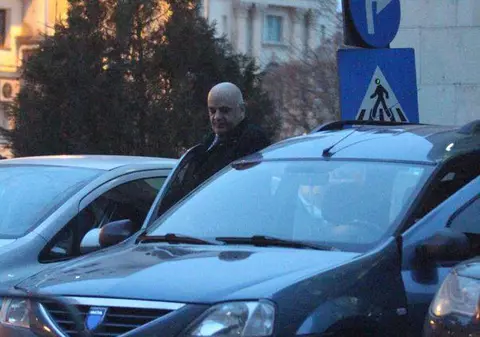 Vă vine să credeţi? Raed Arafat doarme lângă revoluţionari!