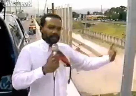 Reporterul care a luat-o complet razna și a început să înjure în direct! VIDEO
