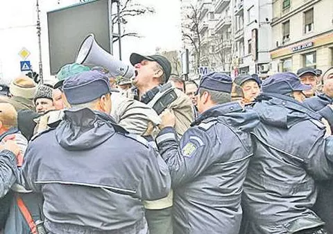Jandarm în stare gravă la spital în urma incidentelor de aseară din Piaţa Universităţii
