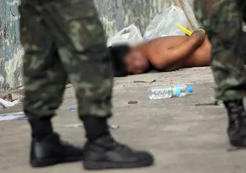 Au fost identificați puşcaşii marini filmaţi urinând pe cadavre în Afganistan 