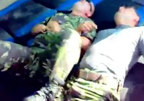 Glumă sau exercițiu? Uite cum stau la ”electrocutat” doi soldați români! VIDEO