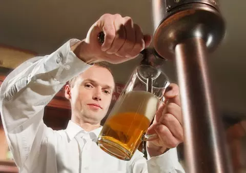 Un barman a fost concediat pentru că punea prea multă bere în pahare! Vezi ce pagubă i-a făcut patronului!