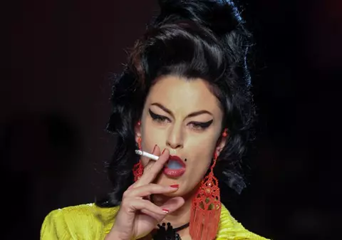 O colecţie Jean Paul Gaultier, dedicată cântăreţei Amy Winehouse, criticată dur de tatăl ei