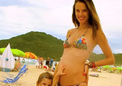 Îngeraşul  Alessandra Ambrosio arată fantastic, chiar dacă este însărcinată în 4 luni!