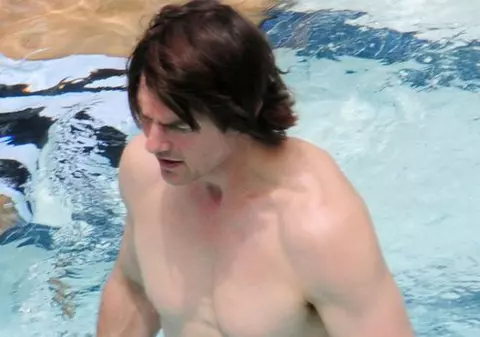 Îți vine să crezi? Apa din piscina în care Tom Cruise a înotat a fost scoasă la licitație