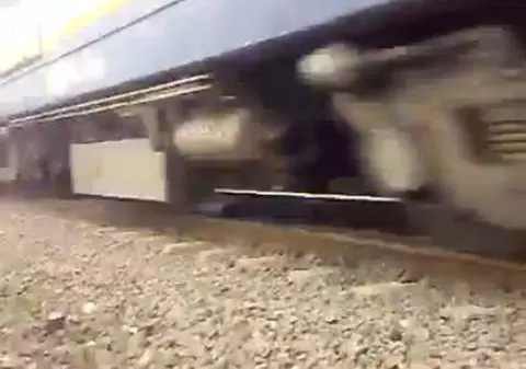 DE NECREZUT! Uite cum a trecut trenul peste el și a scăpat fără o zgârietură! VIDEO