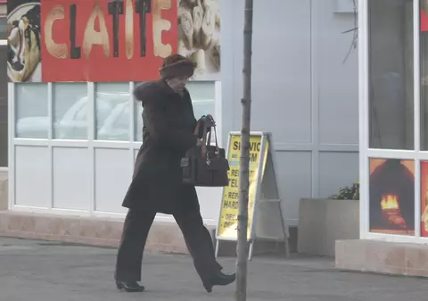 EXCLUSIV | Mama Monicăi Gabor, la piaţă cu geanta de firmă | FOTO