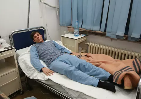 Aurel P., un elev de 18 ani, a fost bătut şi înjunghiat pentru că a apărat bine în Cupa Liceelor la handbal