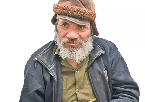 'Îi las cojocul meu cățelușei, ca să nu moară de frig' | VIDEO