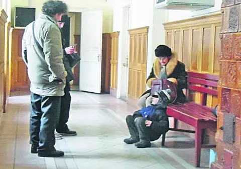După ce şi-a văzut mama şi apoi bunica murind, un băieţel este purtat acum prin tribunale