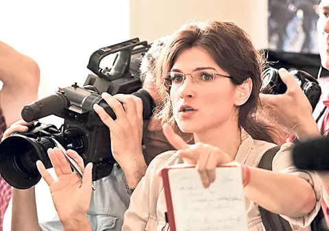 VIDEO EXCLUSIV/ Monica Bîrlădeanu umblă cu pliculețe cu prafuri în geantă. Inclusiv când călătorește cu avionul!