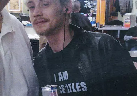Uite noi imagini în care îi plângi de milă fostului copil-minune al Hollywoodului, Macaulay Culkin! FOTO