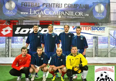 Steliştii n-au găsit teren sintetic în balon pentru pregătire, jurnaliştii - da! Ce au făcut ”presarii” în Liga Companiilor