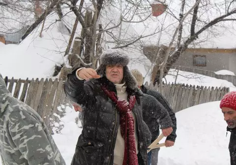"Prinţul zăpezilor", Gigi Becali, din nou printre nămeţii din Vrancea. Vezi aici foto de la acţiunea de ieri!
