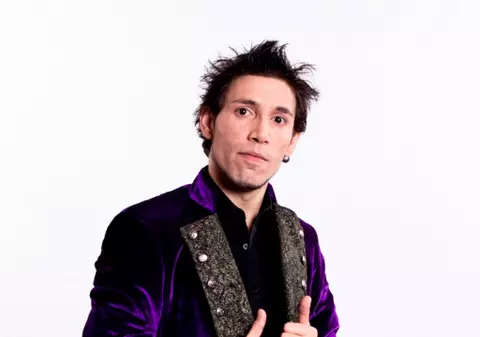 Iulian Vasile, finalist la X Factor, a plâns la auzul veştii dispariţiei lui Whitney Houston 