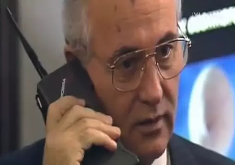 Știi cât a costat primul telefon mobil ? Azi îți luai mașină cu acei bani