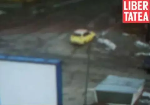 Un bărbat a fost ucis pe trotuar când aştepta să traverseze | VIDEO
