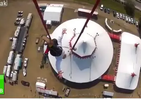 Dacă ai rău de înălțime, nu te uita! Cel mai nebun acrobat ”se dă” cu elicopterul! VIDEO