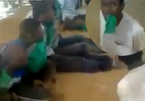 Ţinuţi prizonieri în cuşti şi obligaţi să mănânce steagul Libiei | VIDEO ŞOCANT