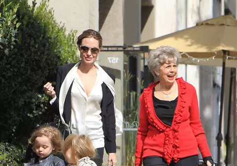 Ce bine se înțeleg! Angelina Jolie, cu soacra la doctor | FOTO