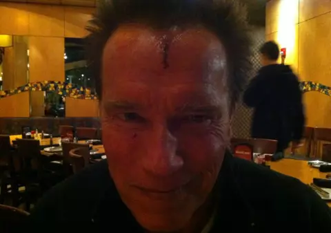 Prieteni buni în viaţa reală, legendarii actori Arnold Schwarzenegger şi Sylvester Stallone nu se despart nici la spital