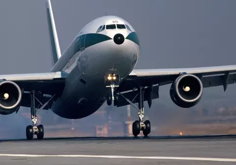 Un avion a ieșit de pe pistă, la Craiova. Pasagerii au sărit de la trei metri