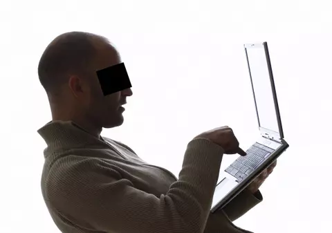 Un presupus preot, acuzat că agaţă bărbaţi pe internet! Vezi ce le cerea!