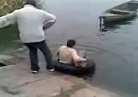 Echipat cu ”vâsle” și un pneu, a plecat ”în larg” să-și aducă barca! Uite cum a complicat un lucru simplu! VIDEO 