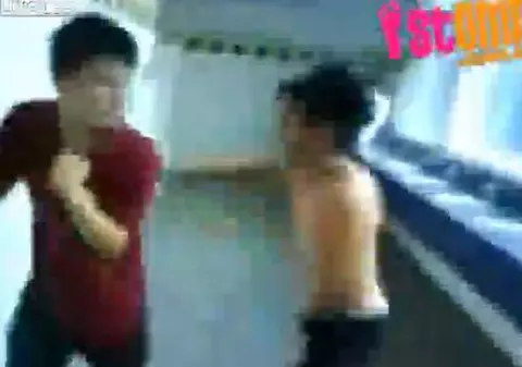 Elevul care se crede Bruce Lee! S-a luat prea în serios și a început să-i care pumni unui coleg! VIDEO