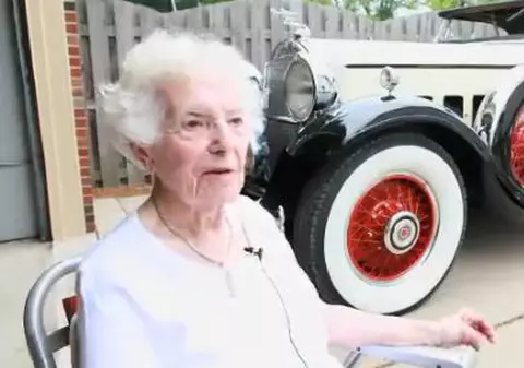 N-o să-ți vină să crezi câți ani are bunicuța asta! La vârsta ei,  șofează și schimbă uleiul de motor! VIDEO