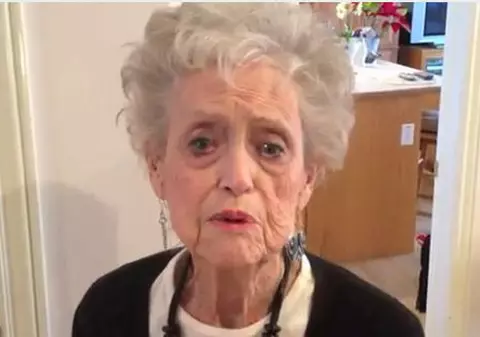 Omagiu pentru Whitney Houston! Uite cum dansează o bătrânică pe muzica regretatei cântărețe! VIDEO FUNNY