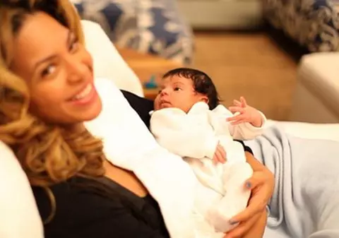 Uite primele imaginii cu fetița cuplului Beyonce - Jay-Z. Cu cine crezi că seamănă mai mult? | FOTO