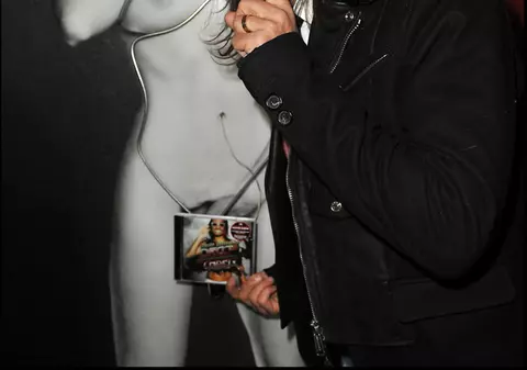 CE PERVERS! Ce caută un DJ celebru cu mâinile la ”păsărica” unui manechin de carton | FOTO