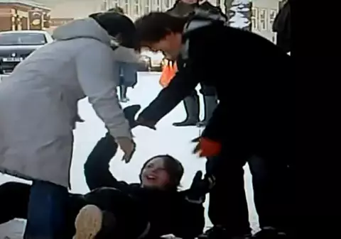 Uite cum cad oamenii pe gheaţă, de zici că sunt popice! | VIDEO