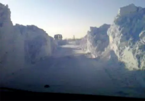 Călătorie fantastică prin tunelul de gheaţă | VIDEO & FOTO