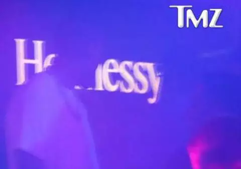 Chris Brown o rupe pe muzica Rihannei! Vezi cum a dansat rapperul pe piesa celei pe care a bătut-o! VIDEO